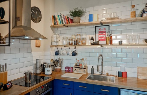 Quedgeley Apartment | Mid-Century Apartment, Near The Quays & Docks