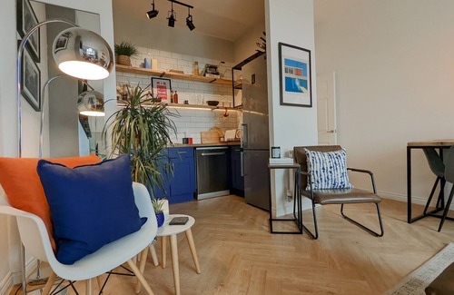 Quedgeley Apartment | Mid-Century Apartment, Near The Quays & Docks