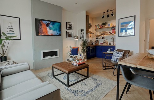 Quedgeley Apartment | Mid-Century Apartment, Near The Quays & Docks