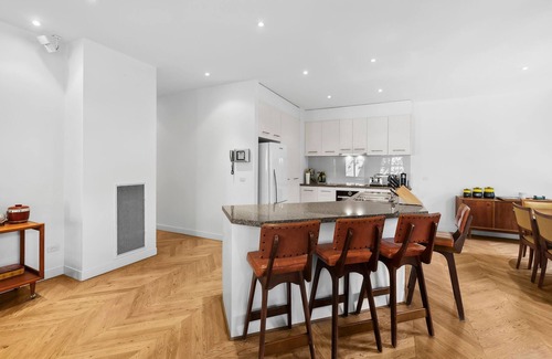 Queenscliff House | Mid-Century Charm Meets Coastal Convenience—Your Perfect Getaway Awaits!