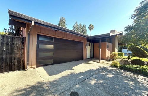 Elk Grove House | Mid-Century Charmer 3-bedroom house with a POOL in quiet old Elk Grove with WiFi