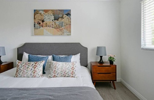 Rosemead House | Mid-Century Charmer BBQ Tesla Charger: Outdoor Patio, High-Speed WiFi, and Parking for Two