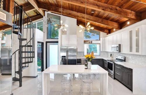 North Andrews Gardens House | Mid-Century Chic | Pool & Hot Tub | Skyview Loft