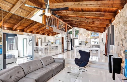 North Andrews Gardens House | Mid-Century Chic | Pool & Hot Tub | Skyview Loft