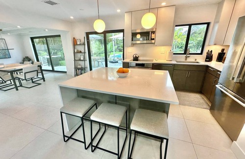 Central Corals House | Mid-Century Coastal Paradise