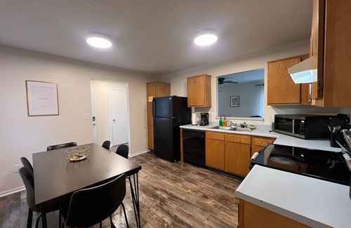 Kokomo House | Mid-Century Comfort 3BR 2 BATH in a Quiet Neighborhood - Family Friendly