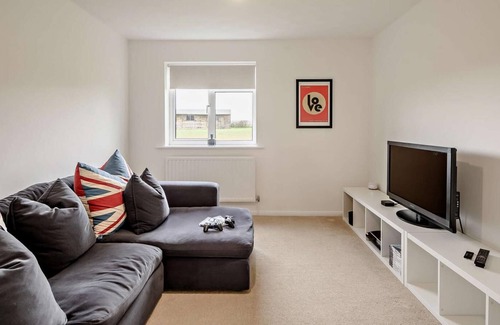 Ipswich House | Mid-century Farmhouse on the Edge of Alton Water in Peaceful Suffolk Countryside