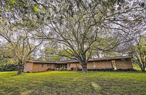 Brownsville House | Mid-Century Hideaway: Spacious Brownsville Home!