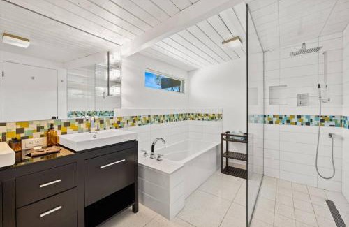 Palm Springs House | Mid-Century Home, 5-min to downtown, HUGE Pool & Spa