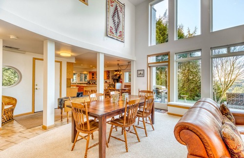 Coos Bay House | Mid-century home with floor-to-ceiling windows & great views