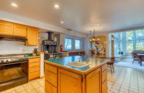 Coos Bay House | Mid-century home with floor-to-ceiling windows & great views