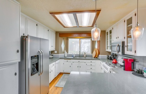 Crestline Cottage | Mid-Century Mod Cottage, Steps to Lake Gregory!