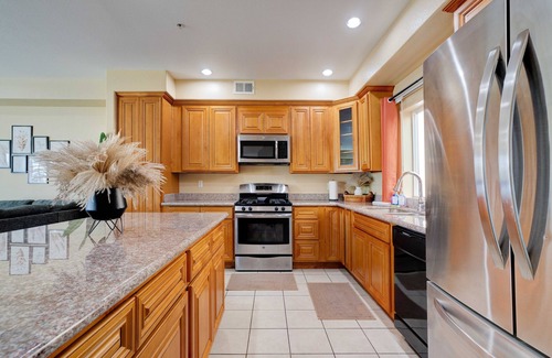 Lincoln Acres House | Mid Century Modern 4Bedroom Family Townhome