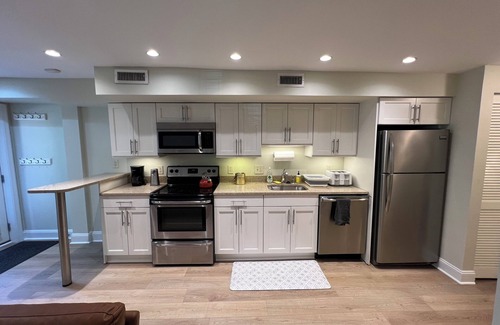 Dupont Circle Apartment | Mid-Century Modern 1-bedroom apartment in fabulous Dupont Circle