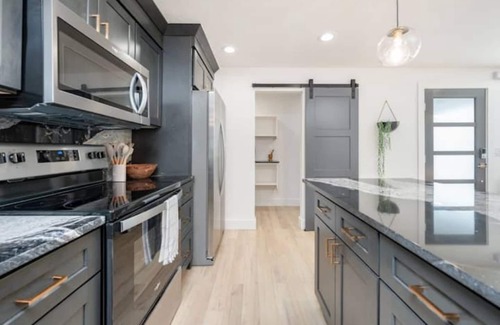 Veterans Park House | Mid Century Modern + 5min to Downtown + Walk to River + Hot Tub + Dog Friendly