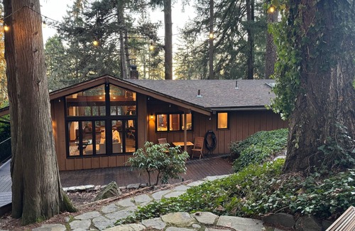 Cedar Hills House | Mid-Century Modern Beauty - Movie Theater, AC!