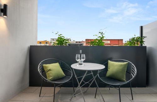 Collingwood North Apartment | Mid-Century Modern Hideaway