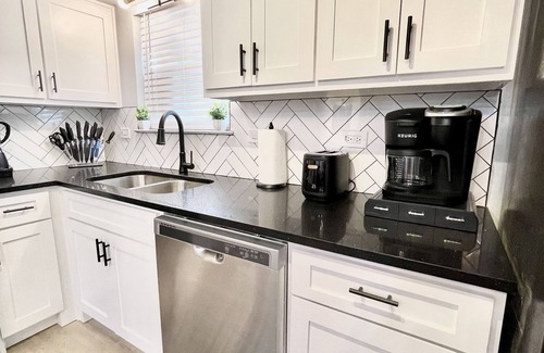 Lancaster House | Mid Century Modern Home 15 min to Dallas