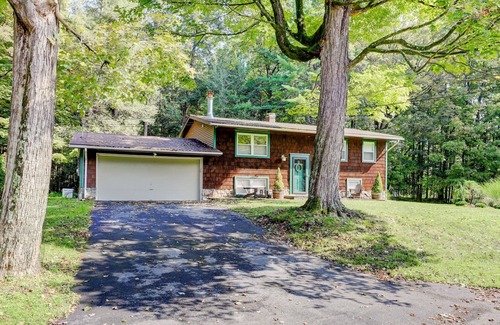 Woodstock House | Mid-Century Modern House Convenient to All that Woodstock has to Offer.