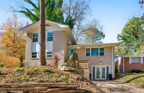 Collier Heights House | Mid-century modern home with a private yard, washer/dryer, and central AC