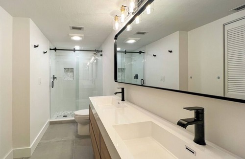 Kings Lake Condo | Mid-Century Modern Paradise at Kings Lake