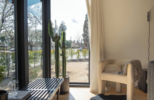 Napa House | Mid Century Modern Retreat in Napa with 4 Bedrooms and Spacious Backyard