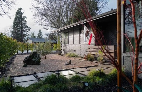 Napa House | Mid Century Modern Retreat in Napa with 4 Bedrooms and Spacious Backyard