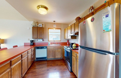 Neskowin House | Mid-century modern styled home with patio, WiFi, washer/dryer - walk to beach
