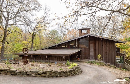 Fayetteville House | Mid century modern retreat with hot tub! Nature lovers staycation!