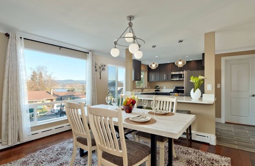 Bryn Mawr-Skyway House | Mid-Century Seattle Home w/Lakefront Views