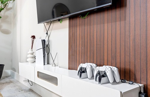 Williamsburg Apartment | Mid-Century Stay: 5BR and 5 Baths w/PS5 & Laundry