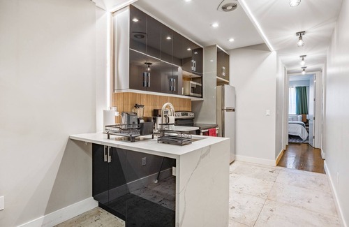 Williamsburg Apartment | Mid-Century Stay: 5BR and 5 Baths w/PS5 & Laundry