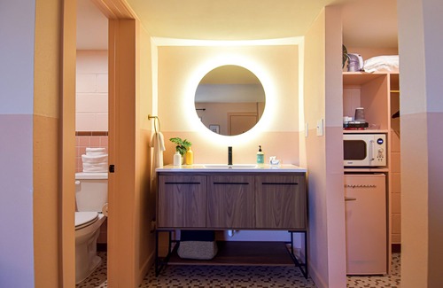 Fayetteville Hotel | Mid-Century Themed Hotel Room in Fayetteville, AR - The Clementine on College #8