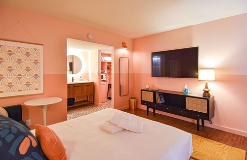 Fayetteville Hotel | Mid-Century Themed Hotel Room in Fayetteville, AR - The Clementine on College #2