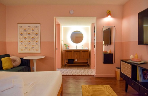 Fayetteville Hotel | Mid-Century Themed Hotel Room in Fayetteville, AR - The Clementine on College #2