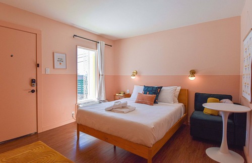 Fayetteville Hotel | Mid-Century Themed Hotel Room in Fayetteville, AR - The Clementine on College #2