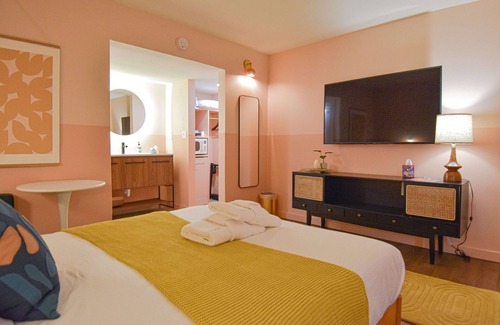 Fayetteville Hotel | Mid-Century Themed Hotel Room in Fayetteville, AR - The Clementine on College #4
