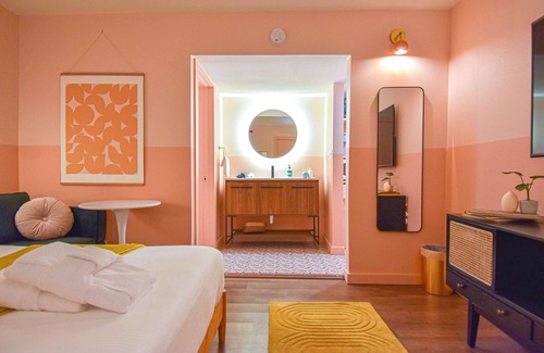 Fayetteville Hotel | Mid-Century Themed Hotel Room in Fayetteville, AR - The Clementine on College #4