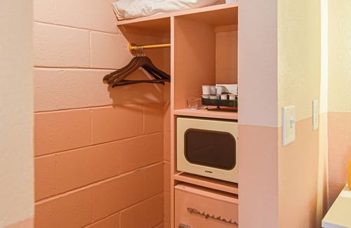 Fayetteville Hotel | Mid-Century Themed Hotel Room in Fayetteville, AR - The Clementine on College #5