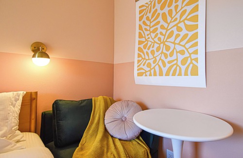 Fayetteville Hotel | Mid-Century Themed Hotel Room in Fayetteville, AR - The Clementine on College #6