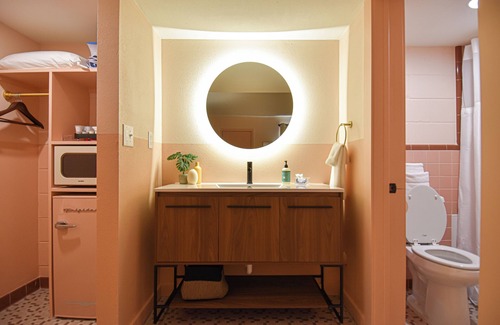 Fayetteville Hotel | Mid-Century Themed Hotel Room in Fayetteville, AR - The Clementine on College #7