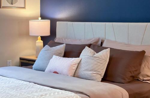 Mid-Wilshire Apartment | Mid Century With Pool GYM and Parking 10min to Cedars