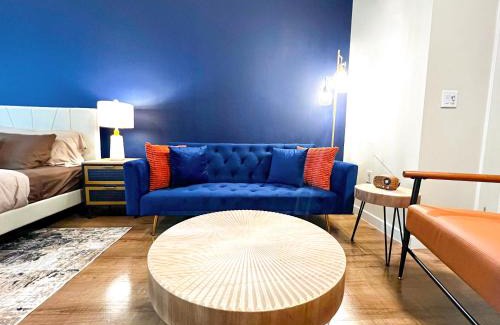 Mid-Wilshire Apartment | Mid Century With Pool GYM and Parking 10min to Cedars