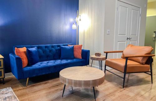 Mid-Wilshire Apartment | Mid Century With Pool GYM and Parking 10min to Cedars