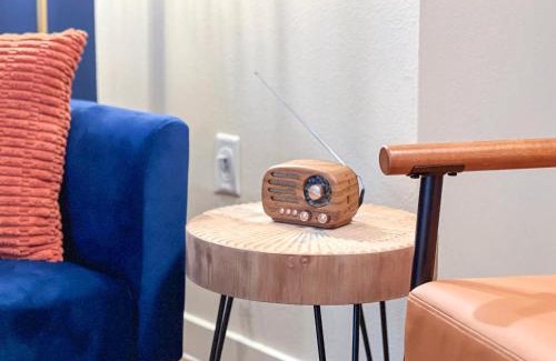 Mid-Wilshire Apartment | Mid Century With Pool GYM and Parking 10min to Cedars