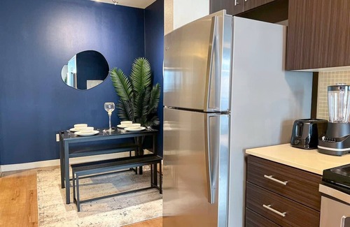 Beverly Hills Apartment | Mid Century With Pool GYM and Parking 10min to Cedars
