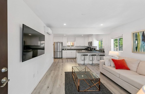 Mid City Hotel | Mid-City Miracle Mile Cozy 1 BR Apt + Parking, Prime Central Location