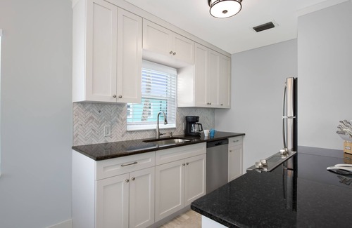 Mid Island House | Mid-Island, completely renovated duplex, 1bedroom/1 bath- CLOSE TO THE BEACH!