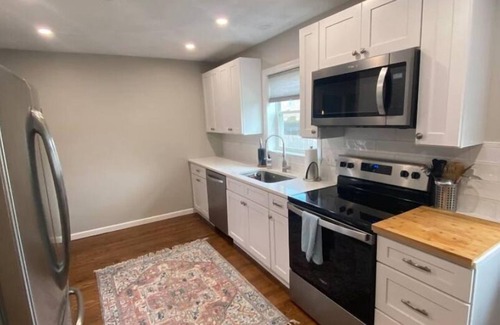 Middletown House | Mid-Island Retreat: Home close to Newportnn