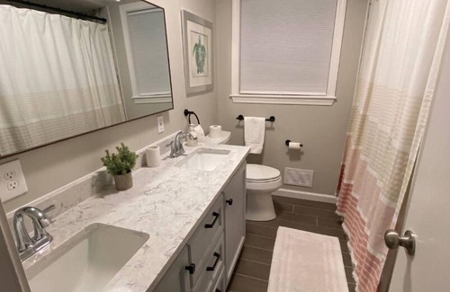 Middletown House | Mid-Island Retreat: Home close to Newportnn